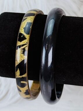 Pair of 2 vintage plaque and animal print bangle bracelets